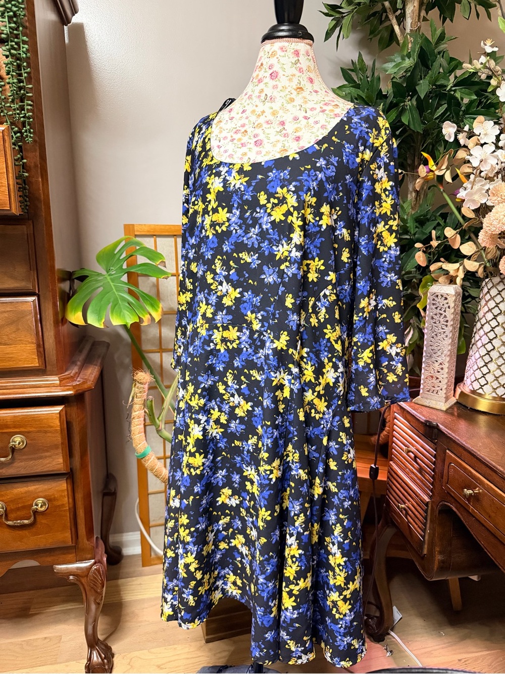 City Chic Abstract Floral Scoop Neck Dress- size M (fits 18W)